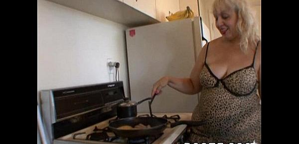  Cooking with your ugly aunt Rosa